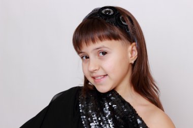 güzel küçük kız gülümseyerek