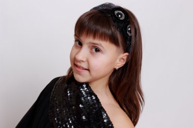 güzel küçük kız gülümseyerek