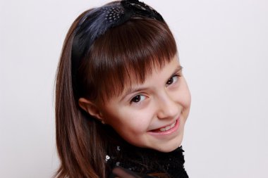 güzel küçük kız gülümseyerek