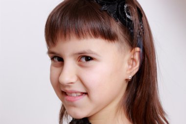 güzel küçük kız gülümseyerek