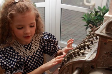 kız ve eski bir Yazar kasa