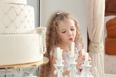 üç katmanlı pasta ve kız