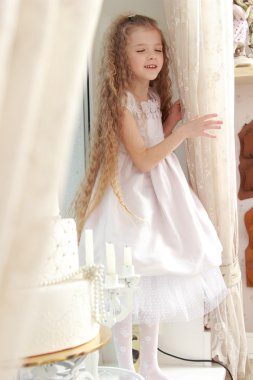 üç katmanlı pasta ve kız