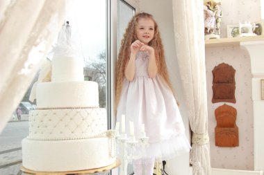 üç katmanlı pasta ve kız