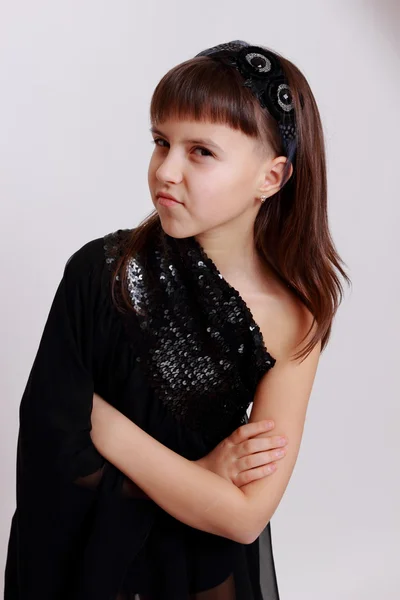 Ung flicka i en svart klänning — Stockfoto