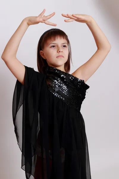 Jeune fille dans une robe noire — Photo