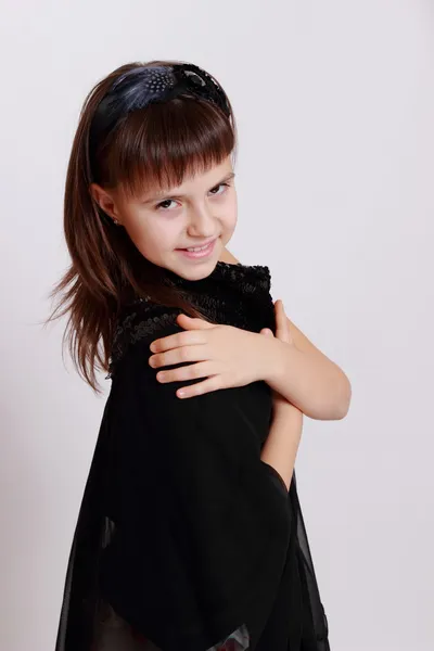 Chica joven en un vestido negro — Foto de Stock