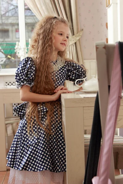 Menina no chá — Fotografia de Stock