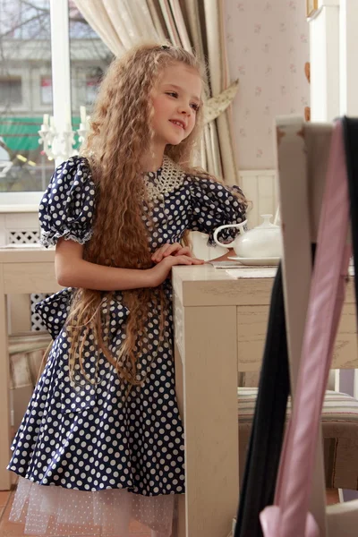 Chica en el té — Foto de Stock