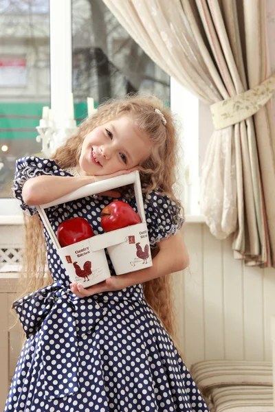 Menina com duas maçãs — Fotografia de Stock