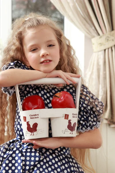 Meisje met twee appels — Stockfoto