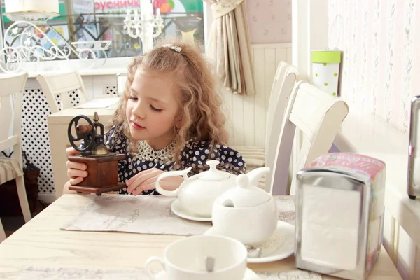 Menina com um moedor de café velho — Fotografia de Stock