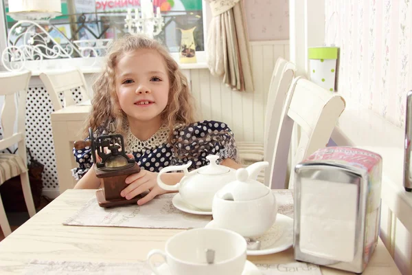 Ragazza con un vecchio macinino da caffè — Foto Stock