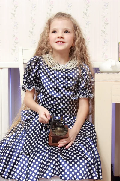 Ragazza con un vecchio macinino da caffè — Foto Stock