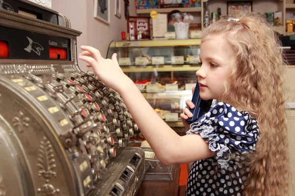 Fille parlant au téléphone — Photo