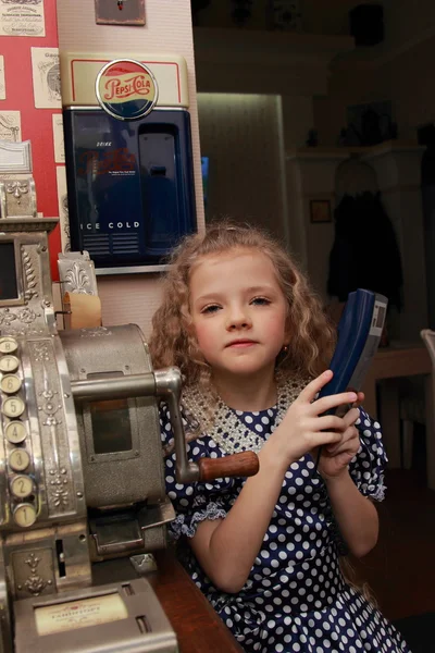 Menina falando no telefone — Fotografia de Stock