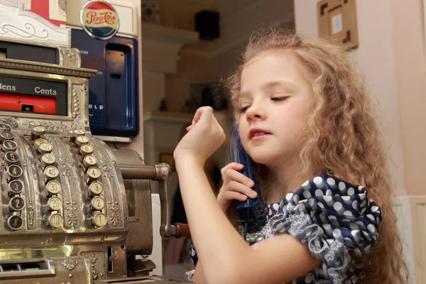 Meisje praten aan de telefoon — Stockfoto