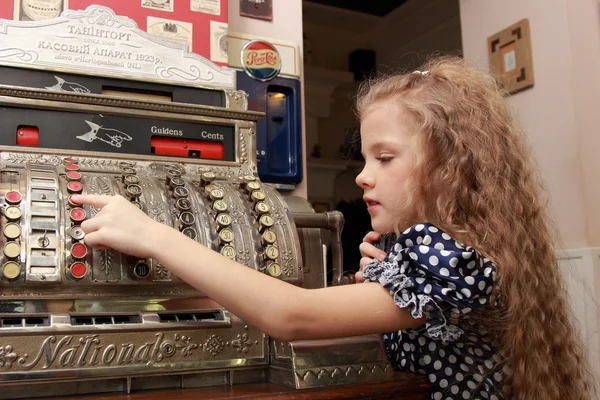 Fille parlant au téléphone — Photo