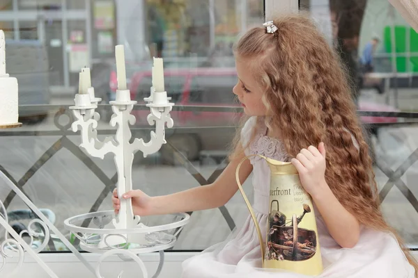 Girl and candlestick — Stock Photo, Image