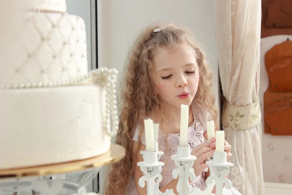 Three-tiered cake and a girl — Stock Photo, Image