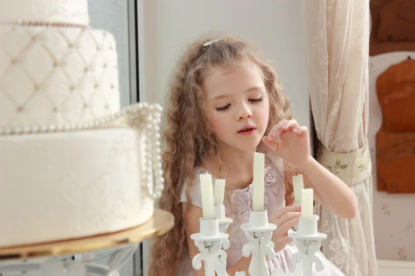 Bolo de três camadas e uma menina — Fotografia de Stock