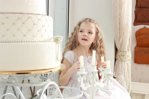 Drei-Stufen-Kuchen und ein Mädchen — Stockfoto