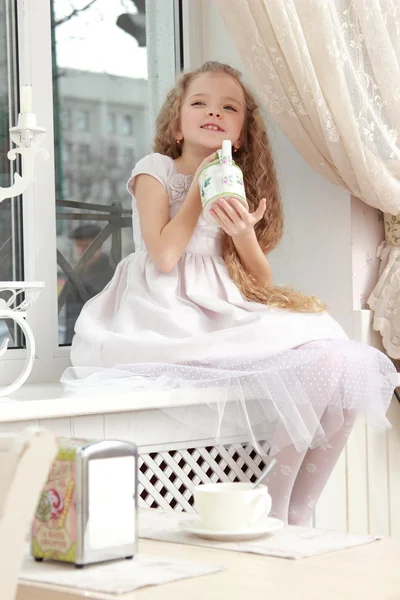 Menina brincando com regar pode — Fotografia de Stock