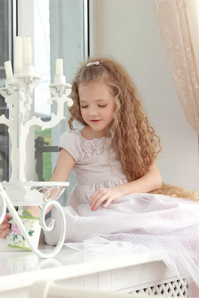 Menina brincando com regar pode — Fotografia de Stock