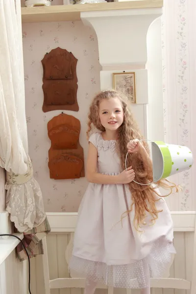 Menina brincando com um balde — Fotografia de Stock