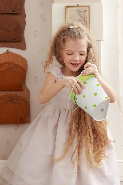 Girl playing with a bucket — Stock Photo, Image