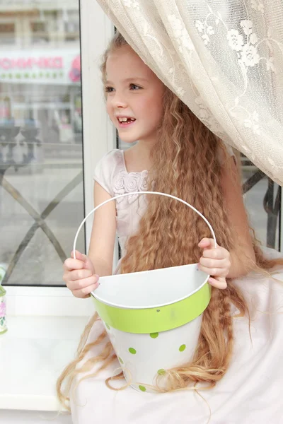 Menina brincando com um balde — Fotografia de Stock