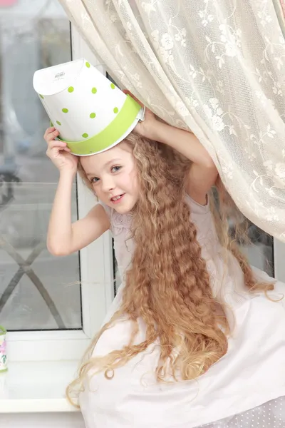 Girl playing with a bucket — Stock Photo, Image