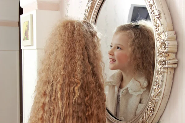 Leuk meisje in de buurt van spiegel — Stockfoto