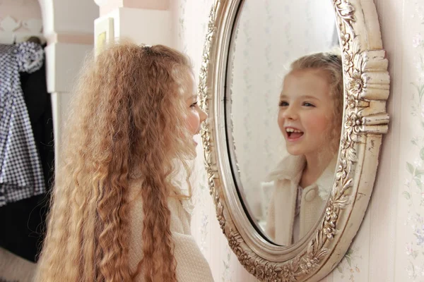 Jolie fille près du miroir — Photo