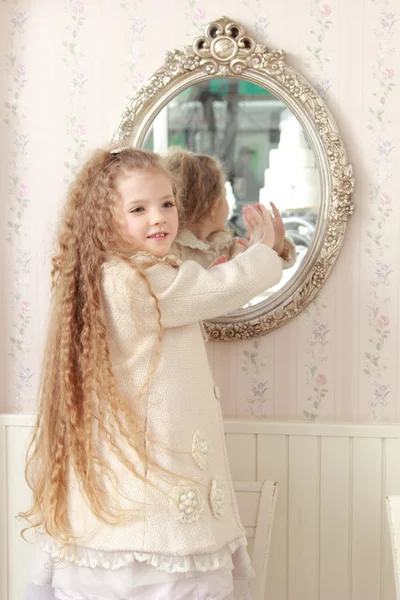 Милая девушка рядом с зеркалом — стоковое фото