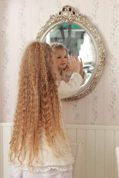 Roztomilá dívka u zrcadla — Stock fotografie