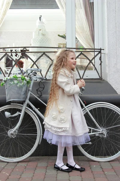 Chica y bicicleta — Foto de Stock