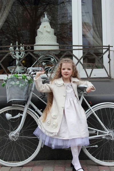 少女とバイク — ストック写真