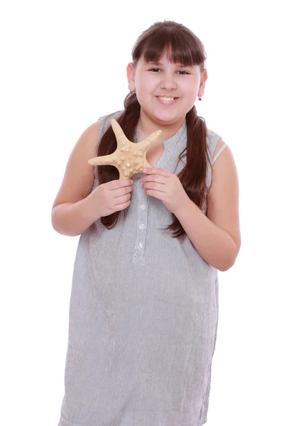 Meisje bedrijf starfish — Stockfoto