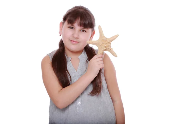 Menina Segurando Estrela Mar Fundo Branco — Fotografia de Stock