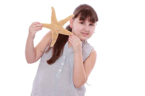 Meisje bedrijf starfish — Stockfoto