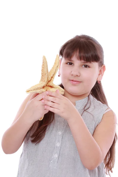 Meisje bedrijf starfish — Stockfoto