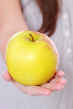 Kızın apple ile