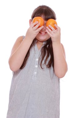 mandalina beyaz arka plan üzerinde tutan kız