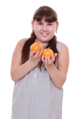 Kız holding mandalina