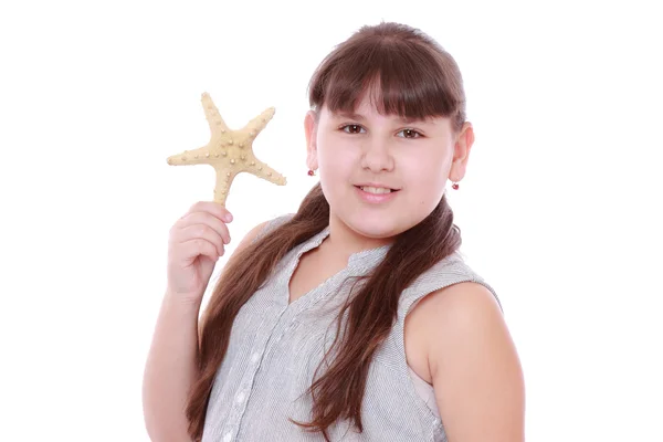 少女が白い背景の上の星の魚の保持 — ストック写真