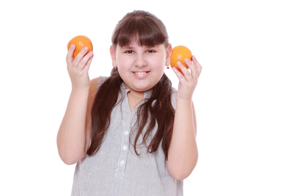 Chica Sosteniendo Mandarinas Sobre Fondo Blanco —  Fotos de Stock