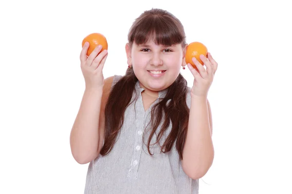 Chica Sosteniendo Mandarinas Sobre Fondo Blanco —  Fotos de Stock