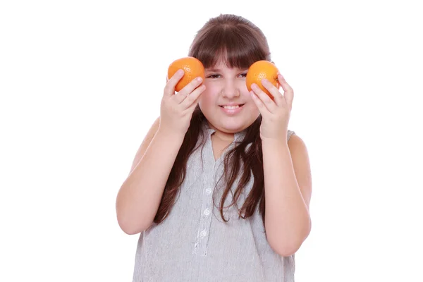 Dívka hospodářství mandarinky — Stock fotografie