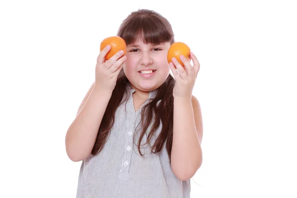 Lány gazdaság mandarin — Stock Fotó